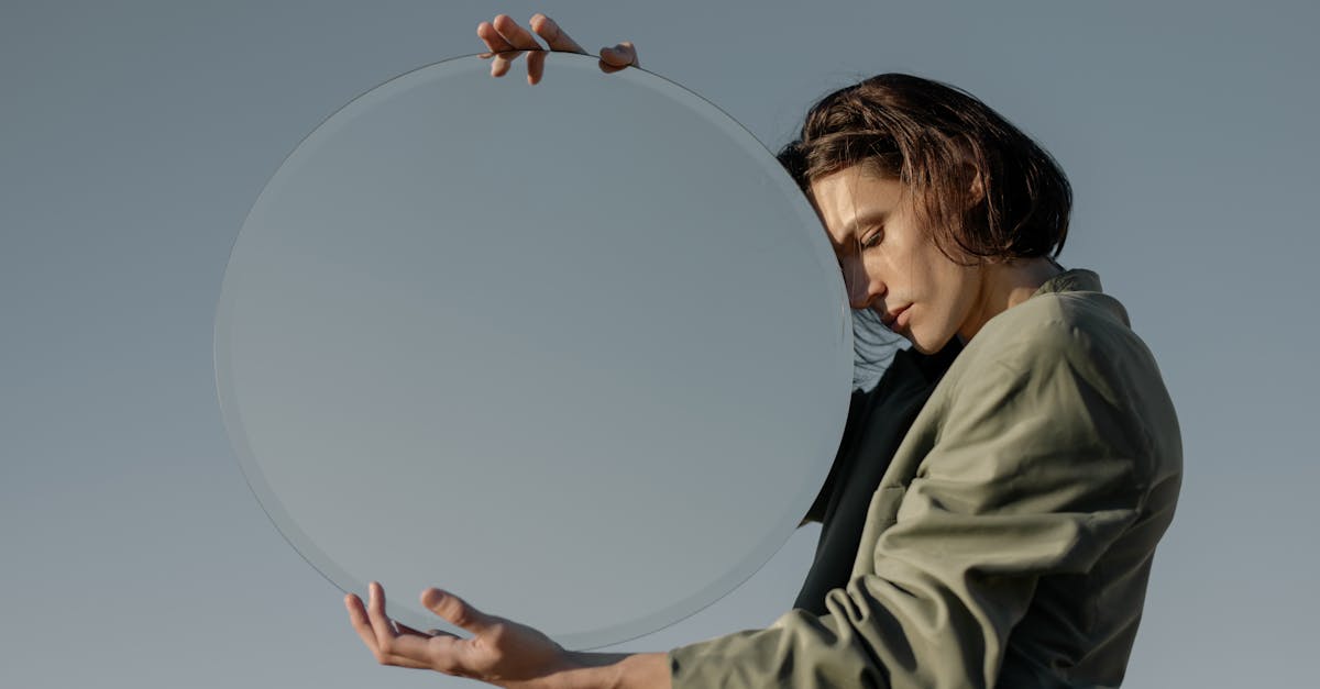 découvrez le concept de l'homme distant, une exploration fascinante des relations humaines à l'ère moderne, marquée par la technologie et la solitude. apprenez comment cette distance affecte notre communication et notre bien-être.